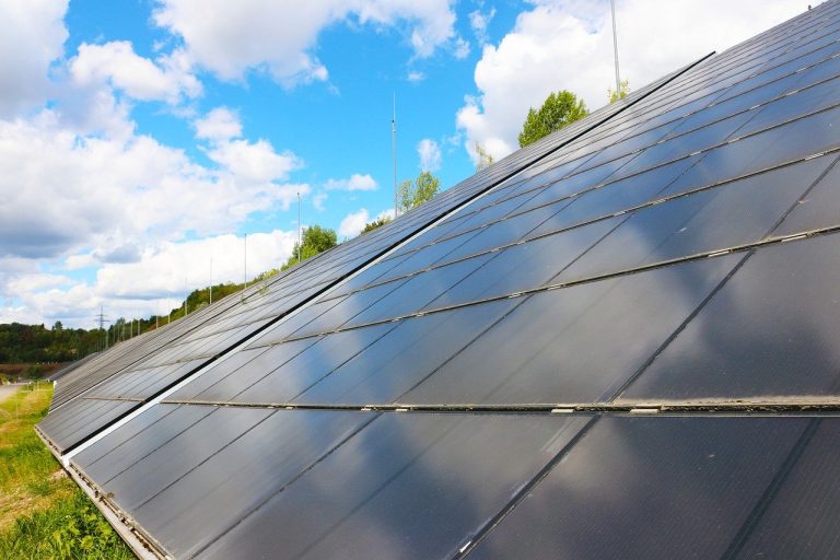 Pulire i pannelli fotovoltaici senza sprecare acqua, lo studio