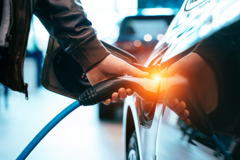 I pericoli dell'auto elettrica: un'analisi critica