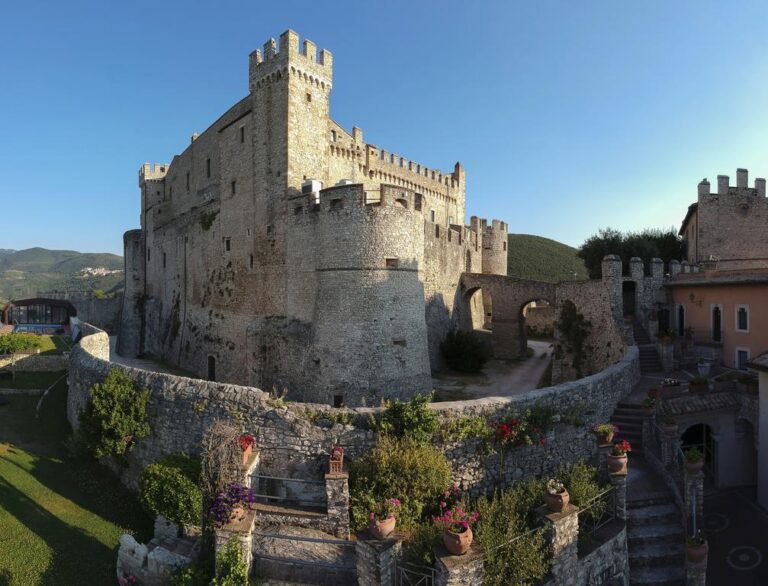 Nerola, il borgo dei fiori d'arancio e del "mostro"