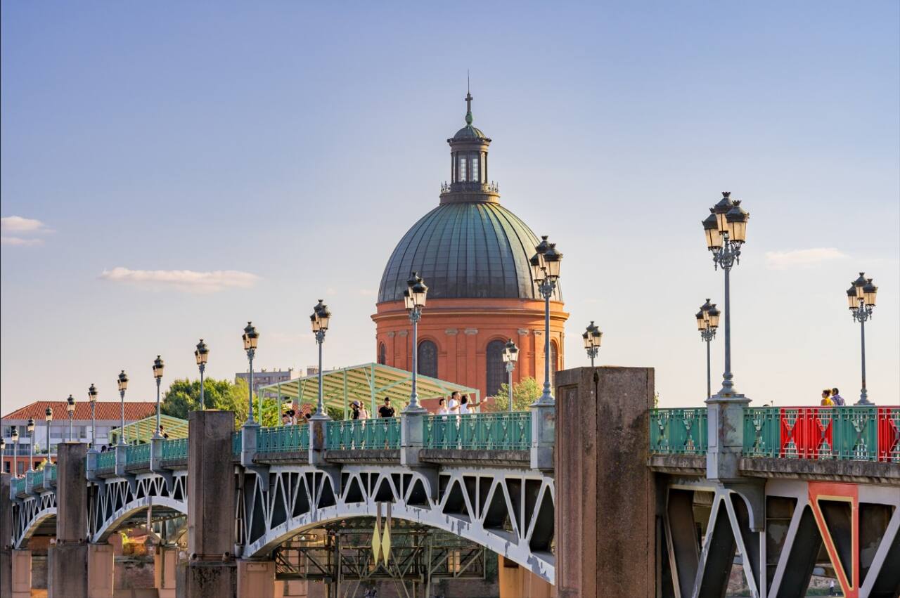 Tolosa, la "città rosa" che sboccia in primavera